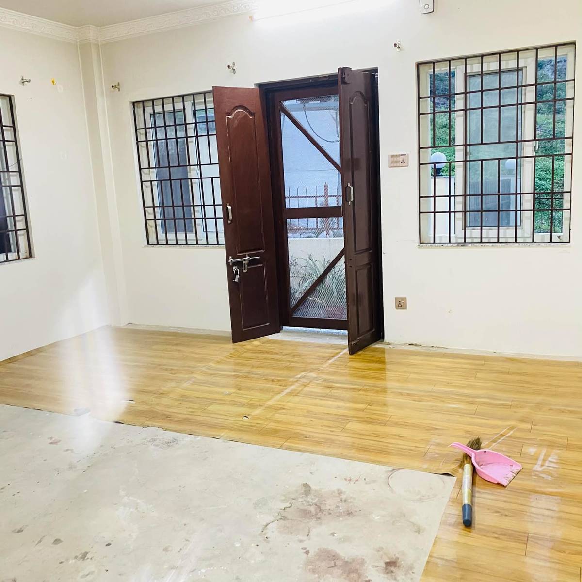 🏠 Semi-Furnished 2 BHK Flat for Rent near Lemon Tree Premier, Budhanilkantha. Includes 2 bedrooms (1 attached bath), living room, modular kitchen, common bathroom, parking, fridge & washing machine. 📞 01-5925283 / 9841298652 / 9843461296.